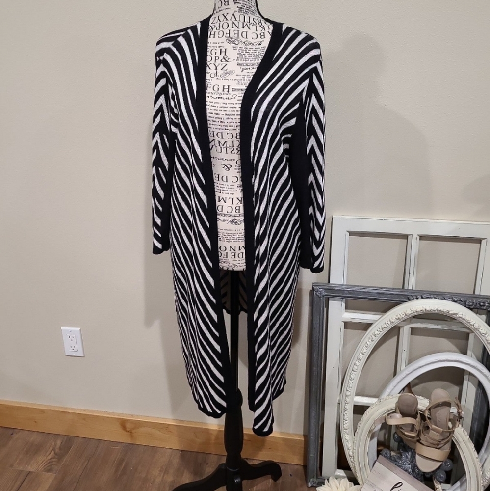 Chico's Easy Wear Size 3, US XL‎ or 16, black and white print. Long line.